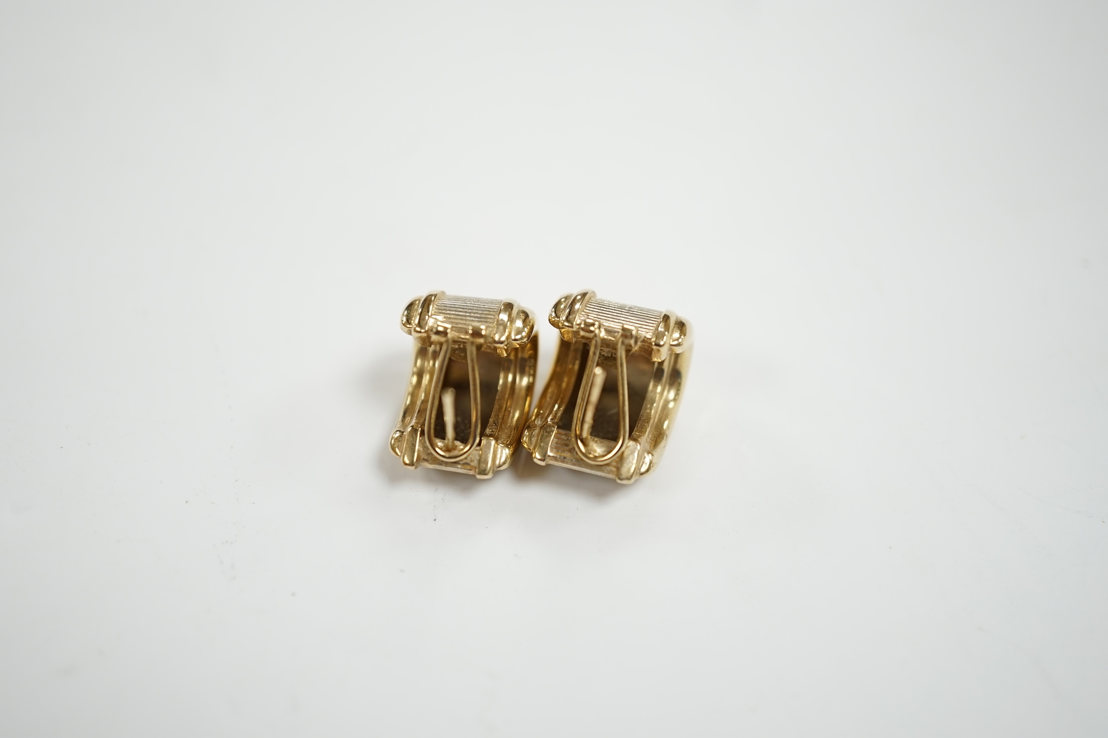 A modern pair of 375 earrings, with central textured band, 18mm, 4.9 grams.
